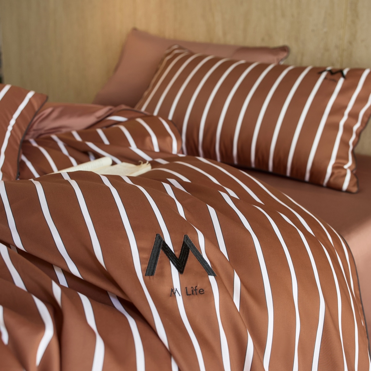 91家纺网 家纺一手货源 找家纺 安莱生活 2026新款天丝棉滚边款刺绣织序系列四件套 织序-摩卡