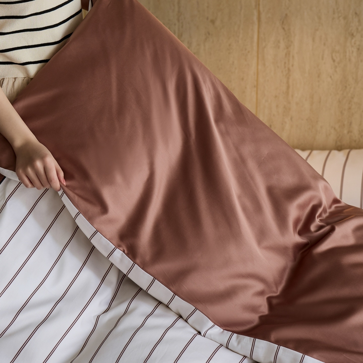 91家纺网 家纺一手货源 找家纺 安莱生活 2026新款天丝棉滚边款刺绣织序系列四件套 织序-白咖