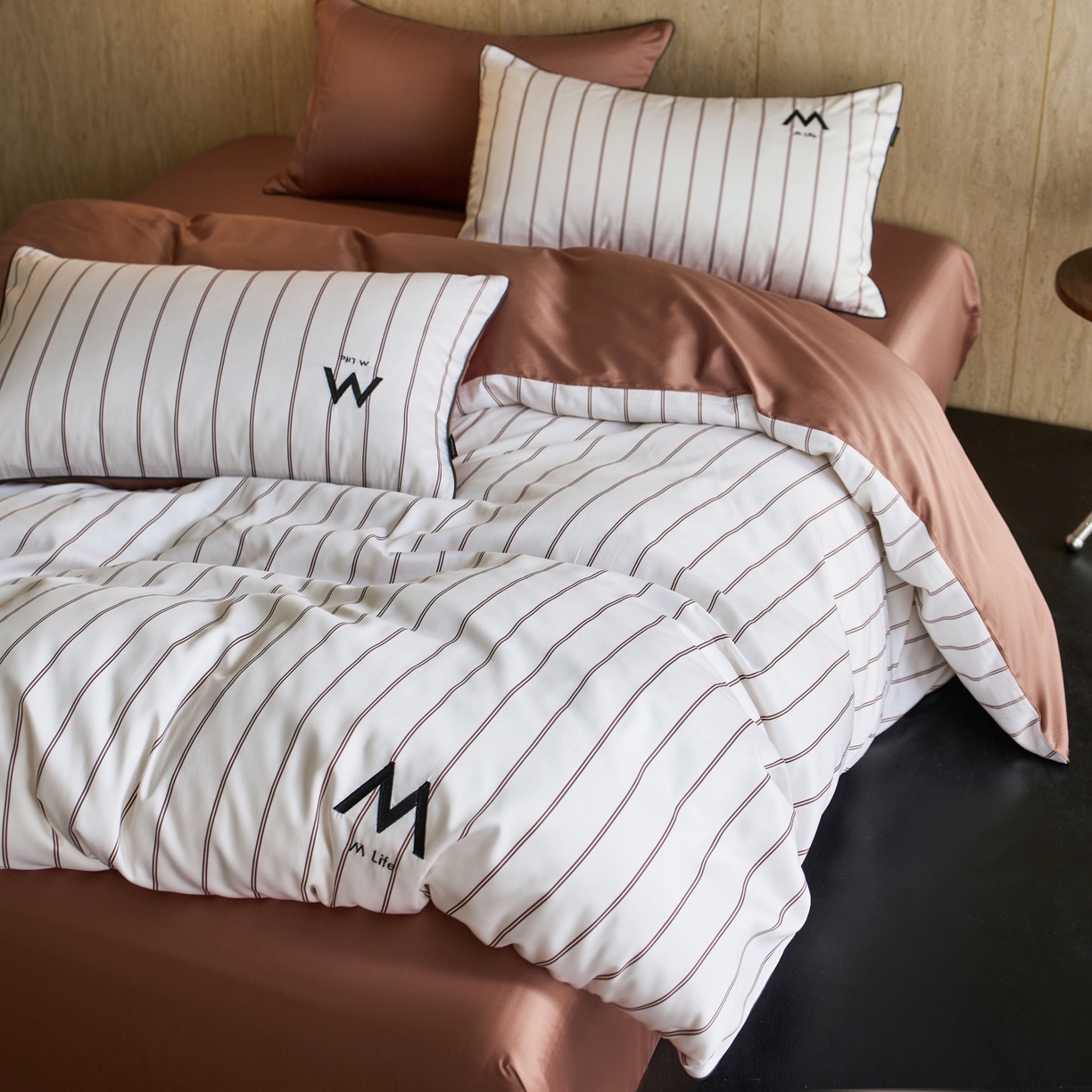 91家纺网 家纺一手货源 找家纺 安莱生活 2026新款天丝棉滚边款刺绣织序系列四件套 织序-白咖