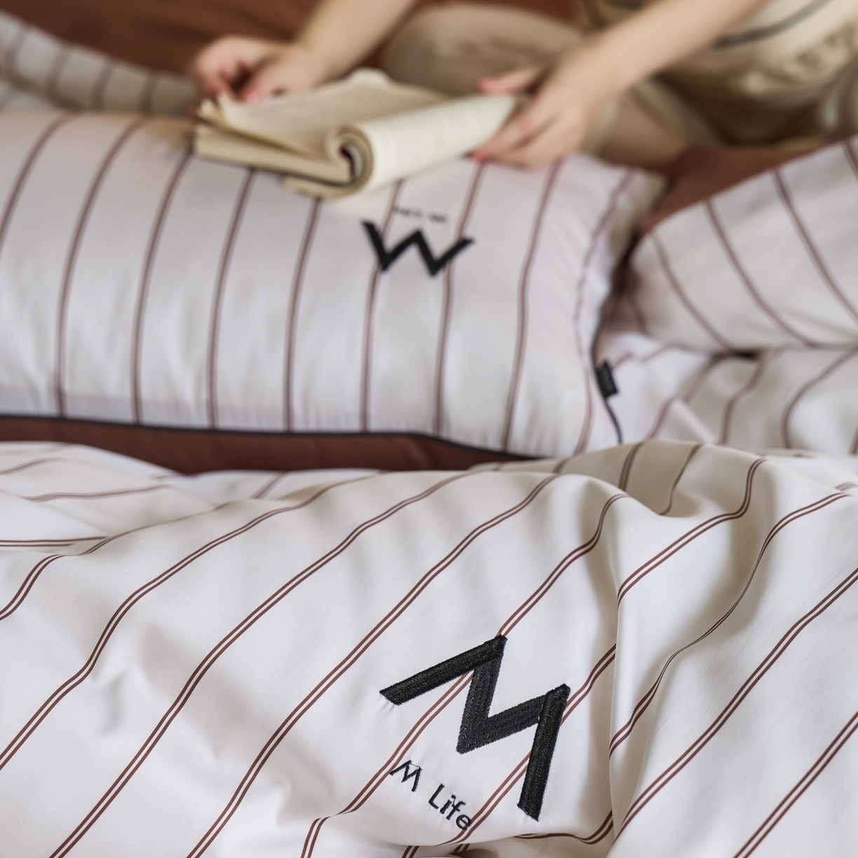 91家纺网 家纺一手货源 找家纺 安莱生活 2026新款天丝棉滚边款刺绣织序系列四件套 织序-白咖