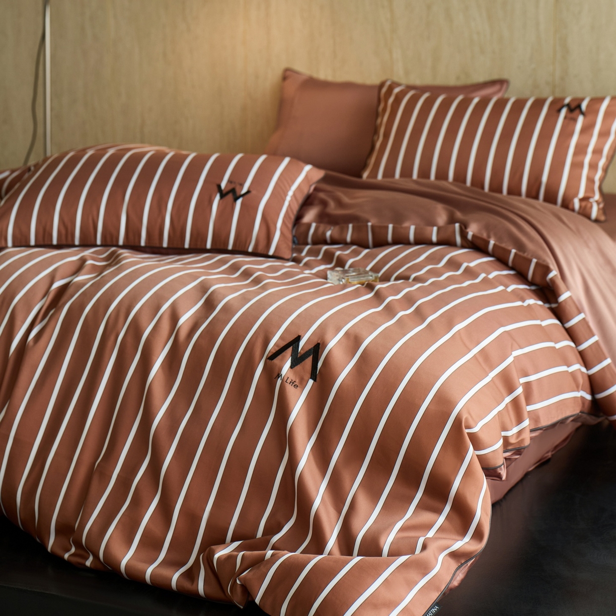 91家纺网 家纺一手货源 找家纺 安莱生活 2026新款天丝棉滚边款刺绣织序系列四件套 织序-摩卡