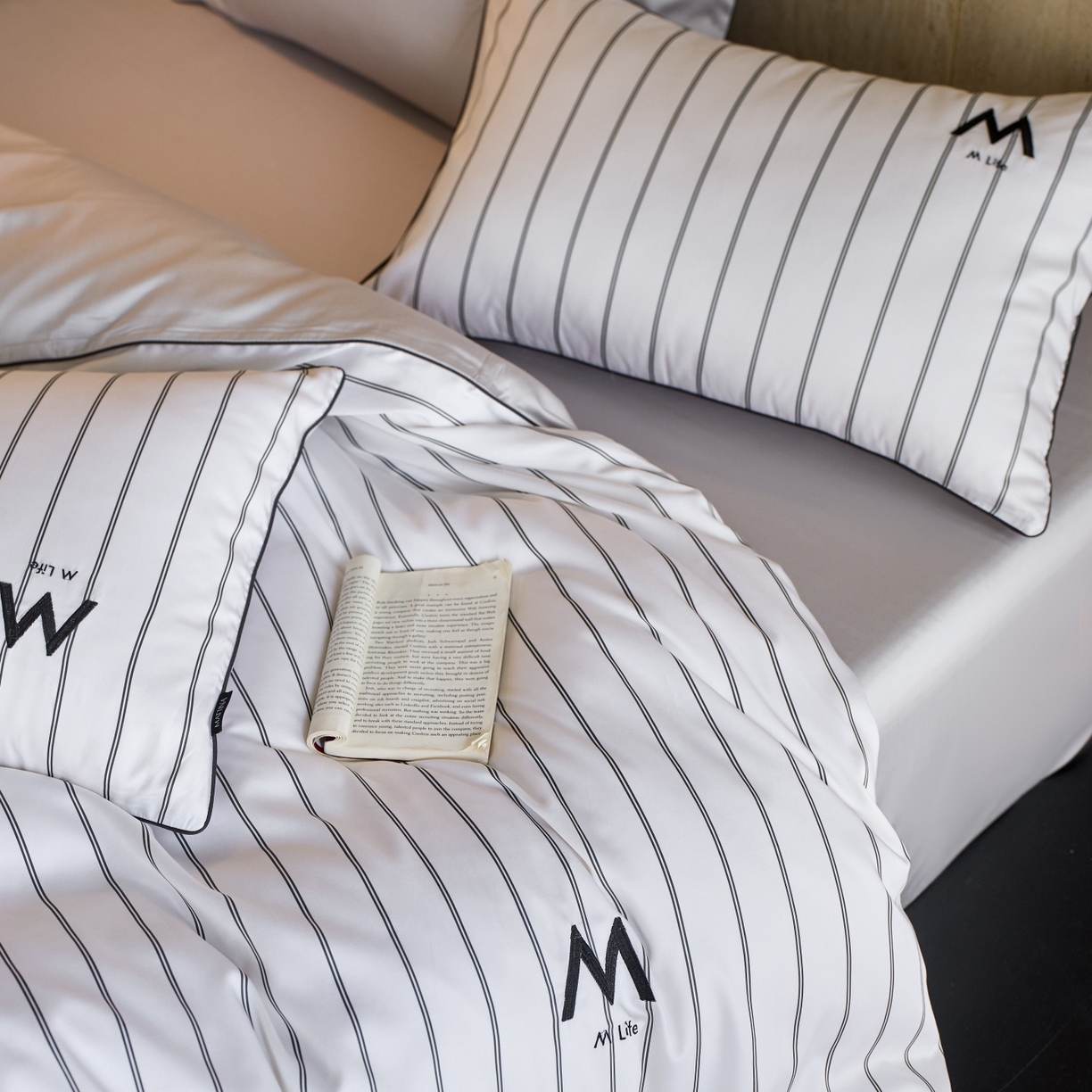 91家纺网 家纺一手货源 找家纺 安莱生活 2026新款天丝棉滚边款刺绣织序系列四件套 织序-白巧