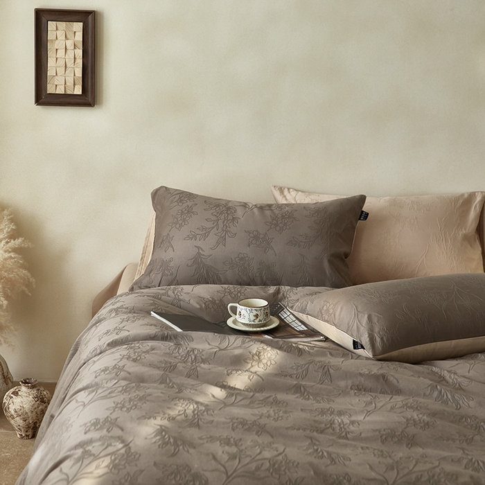 91家纺网 家纺一手货源 找家纺  沐珩家纺 2026新款全棉提花四件套-翩然梦蝶系列 逍然-摩卡