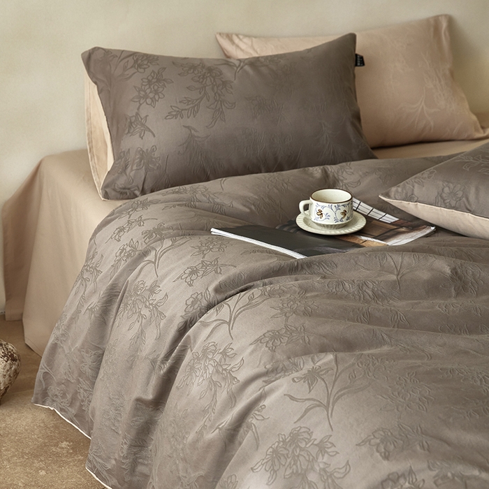 91家纺网 家纺一手货源 找家纺  沐珩家纺 2026新款全棉提花四件套-翩然梦蝶系列 逍然-摩卡