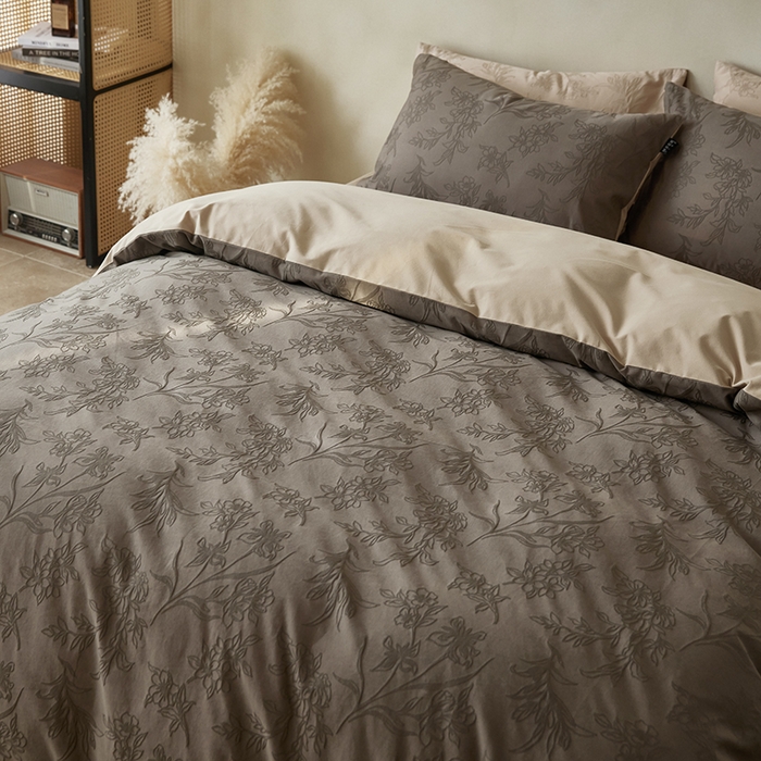 91家纺网 家纺一手货源 找家纺  沐珩家纺 2026新款全棉提花四件套-翩然梦蝶系列 逍然-摩卡