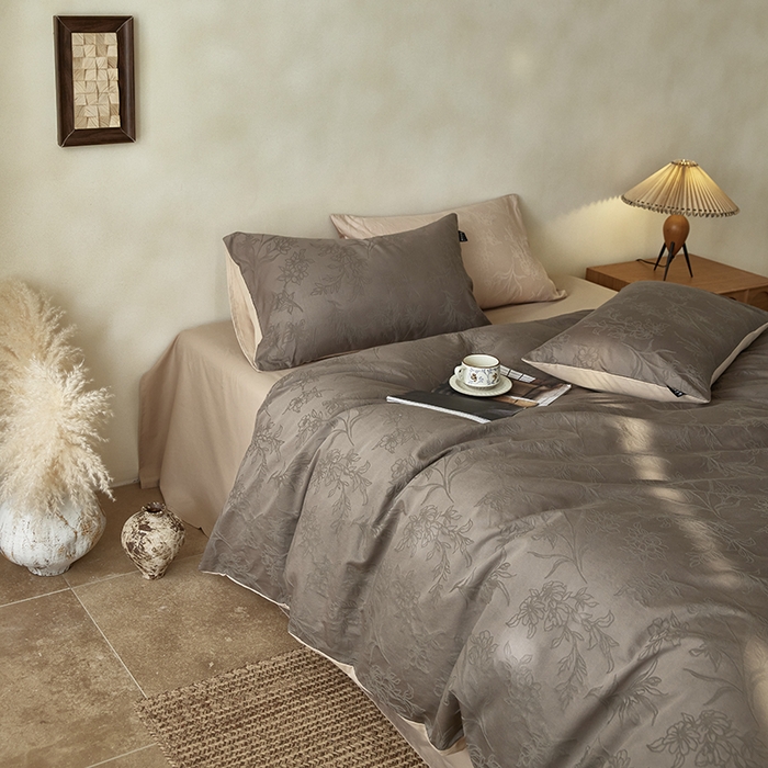 91家纺网 家纺一手货源 找家纺  沐珩家纺 2026新款全棉提花四件套-翩然梦蝶系列 逍然-摩卡