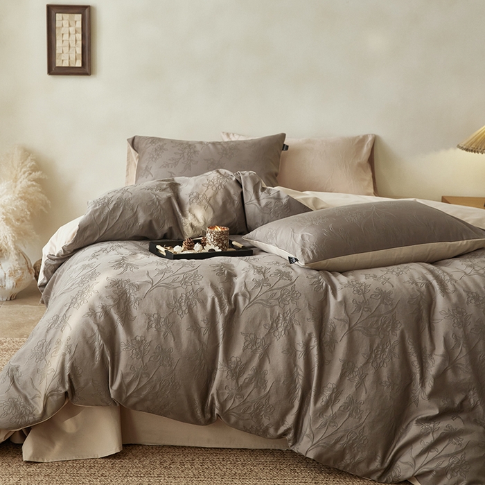 91家纺网 家纺一手货源 找家纺  沐珩家纺 2026新款全棉提花四件套-翩然梦蝶系列 逍然-摩卡