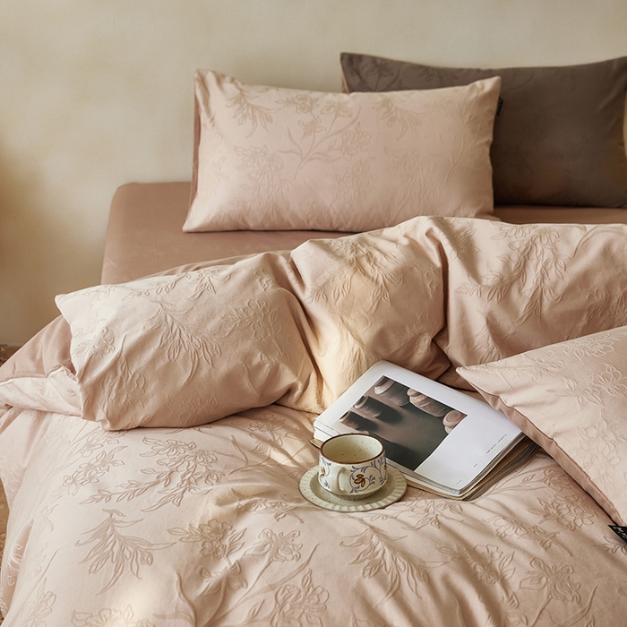 91家纺网 家纺一手货源 找家纺  沐珩家纺 2026新款全棉提花四件套-翩然梦蝶系列 逍然-拿铁