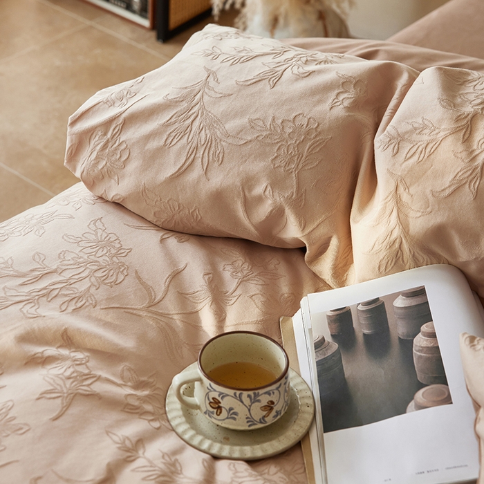 91家纺网 家纺一手货源 找家纺  沐珩家纺 2026新款全棉提花四件套-翩然梦蝶系列 逍然-拿铁