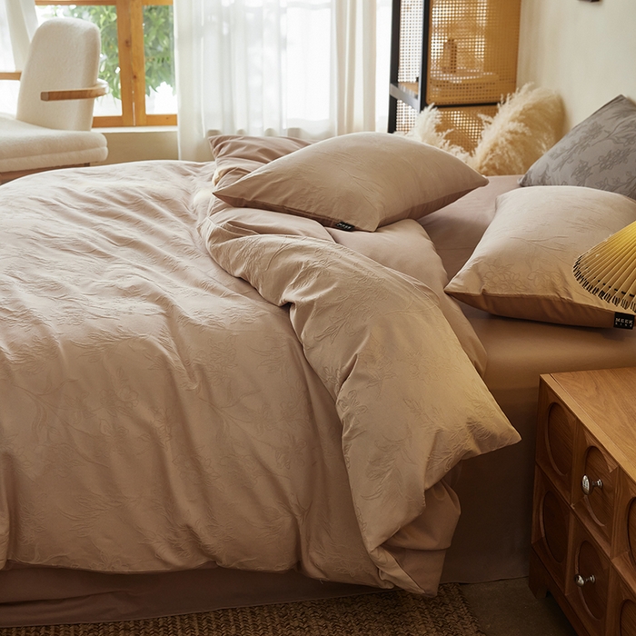 91家纺网 家纺一手货源 找家纺  沐珩家纺 2026新款全棉提花四件套-翩然梦蝶系列 逍然-拿铁