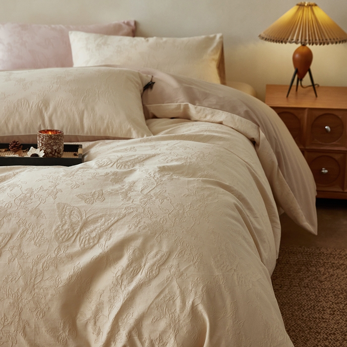 91家纺网 家纺一手货源 找家纺  沐珩家纺 2026新款全棉提花四件套-翩然梦蝶系列 栩然-米咖