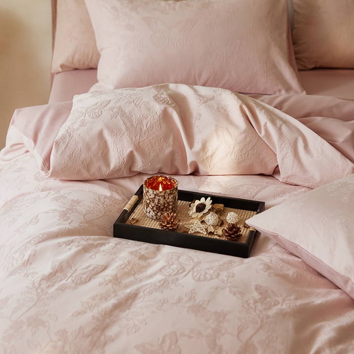 91家纺网 家纺一手货源 找家纺  沐珩家纺 2026新款全棉提花四件套-翩然梦蝶系列 栩然-纱语