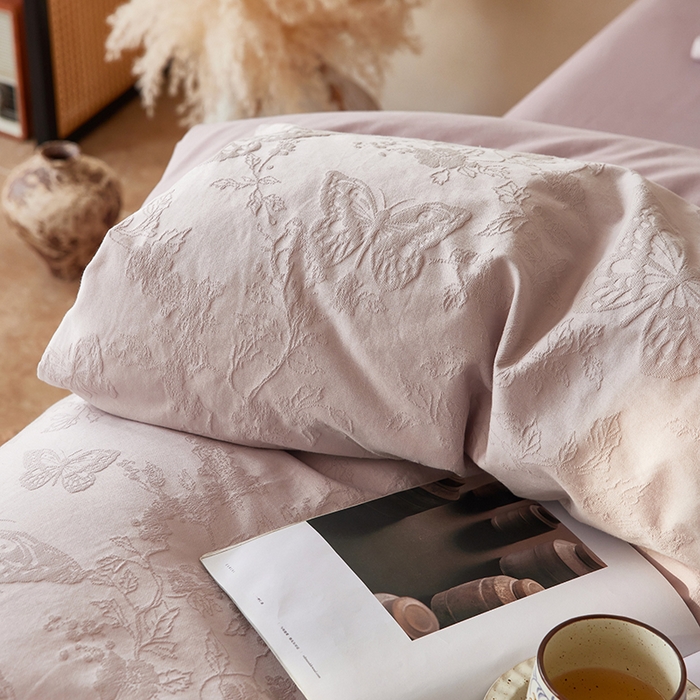 91家纺网 家纺一手货源 找家纺  沐珩家纺 2026新款全棉提花四件套-翩然梦蝶系列 栩然-紫柔