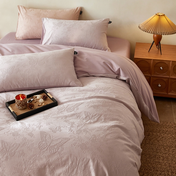 91家纺网 家纺一手货源 找家纺  沐珩家纺 2026新款全棉提花四件套-翩然梦蝶系列 栩然-紫柔