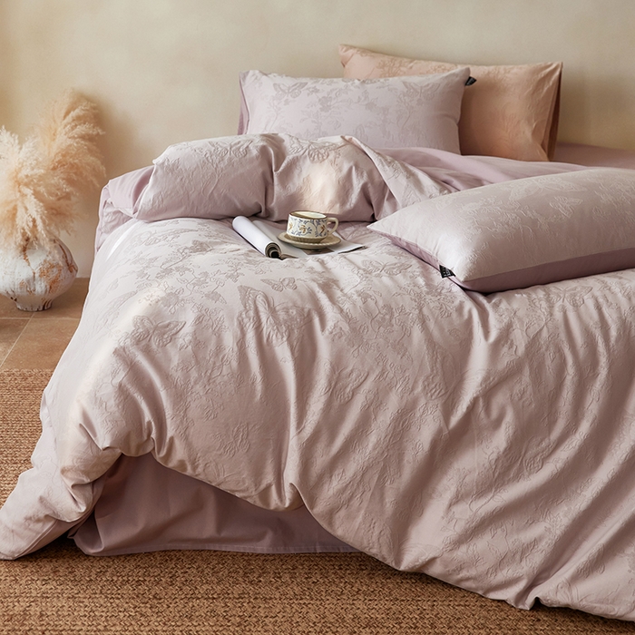 91家纺网 家纺一手货源 找家纺  沐珩家纺 2026新款全棉提花四件套-翩然梦蝶系列 栩然-紫柔