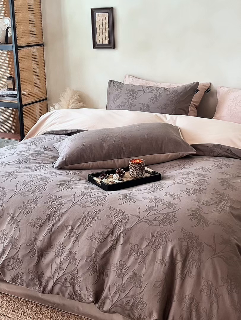 91家纺网 家纺一手货源 找家纺  沐珩家纺 2026新款全棉提花四件套-翩然梦蝶系列 逍然-摩卡
