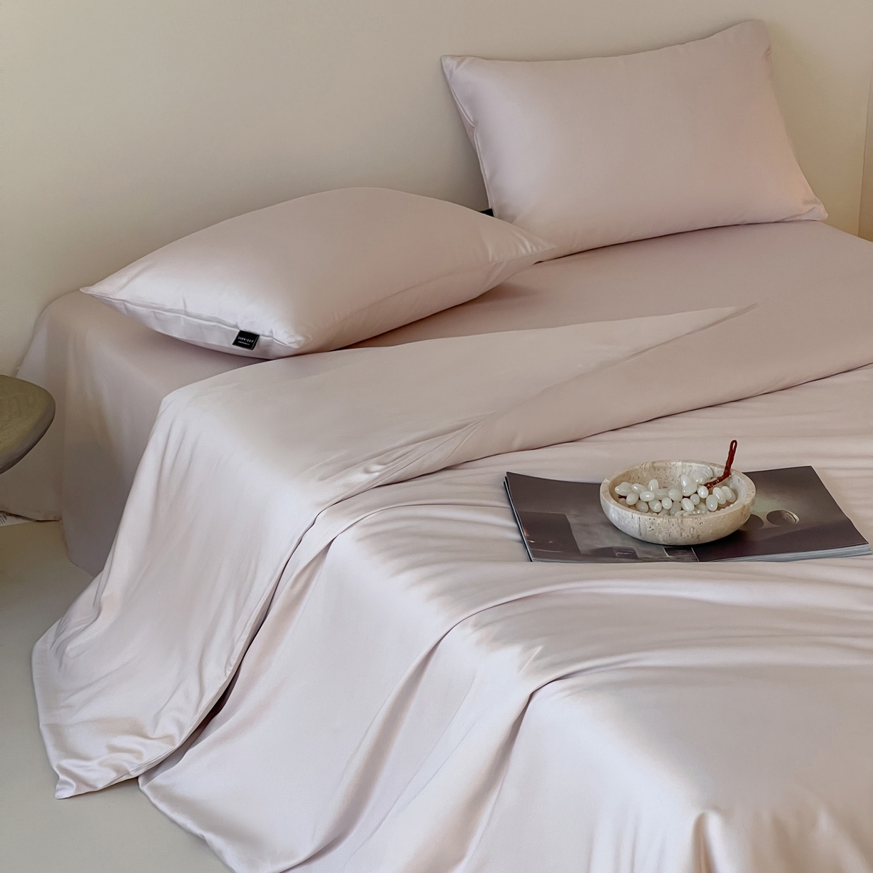 91家纺网 家纺一手货源 找家纺 三味舒屋 2026新款凉风小奢绸60S兰精天丝纯色四件套 斯卡其粉