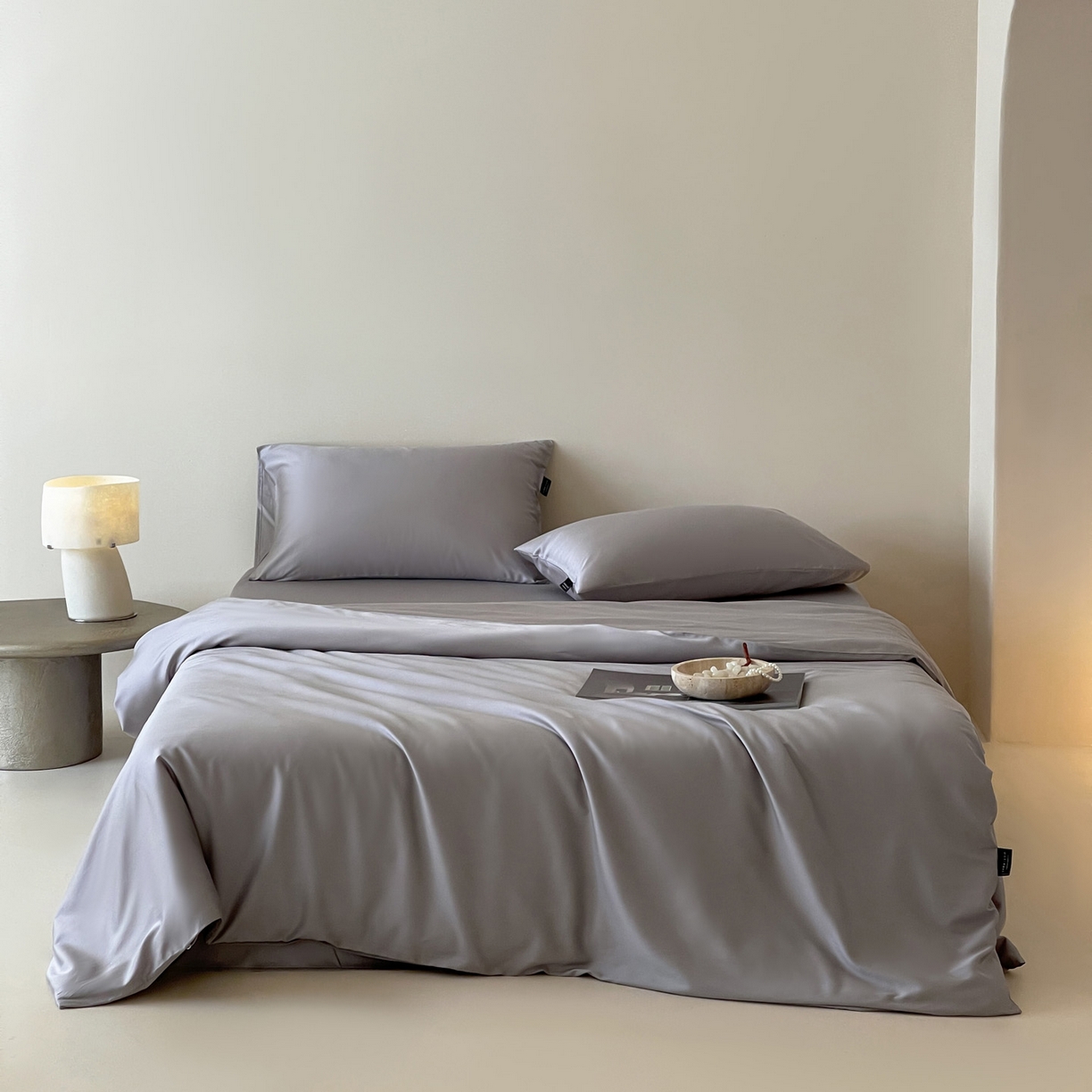 91家纺网 家纺一手货源 找家纺 三味舒屋 2026新款凉风小奢绸60S兰精天丝纯色四件套 烟灰色