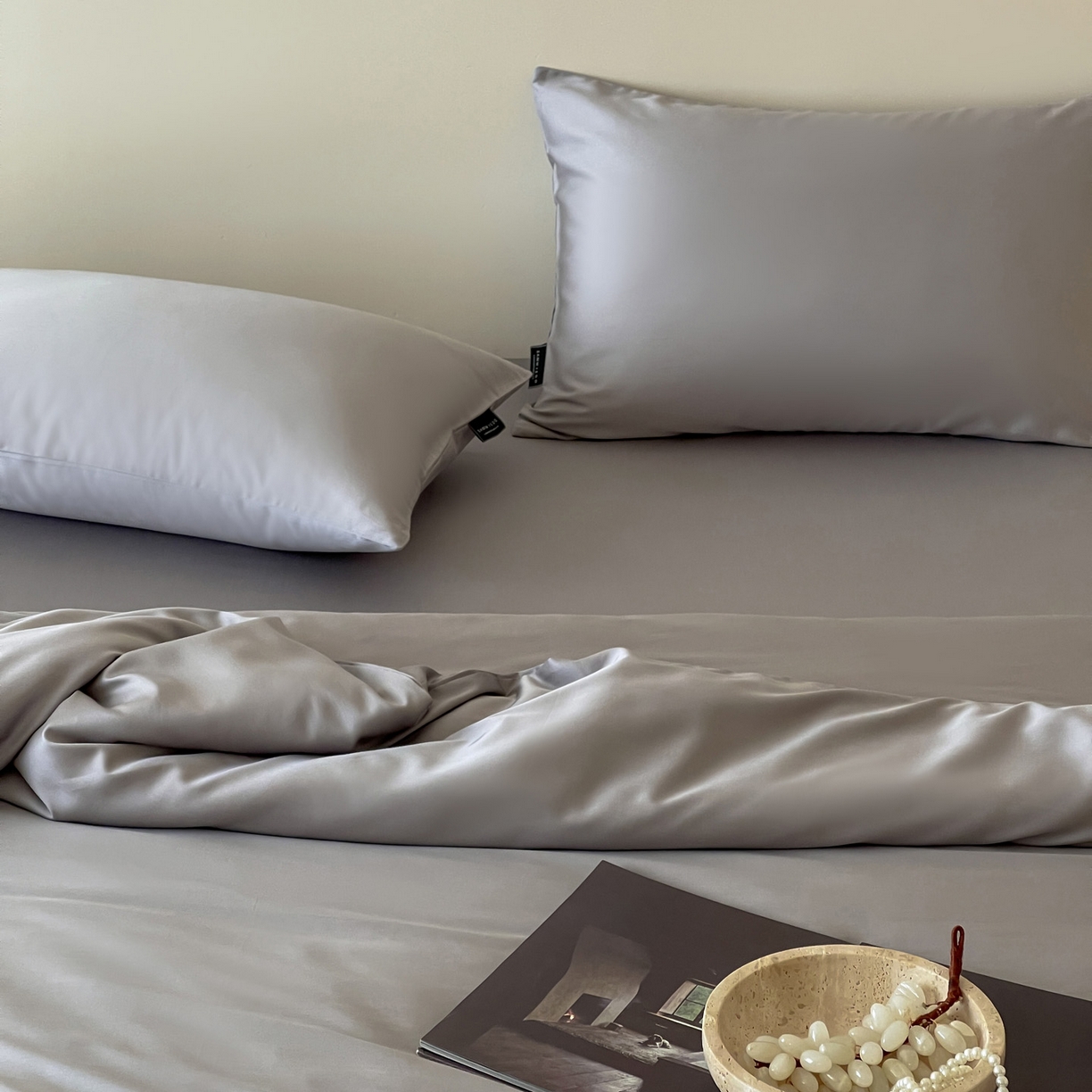 91家纺网 家纺一手货源 找家纺 三味舒屋 2026新款凉风小奢绸60S兰精天丝纯色四件套 烟灰色