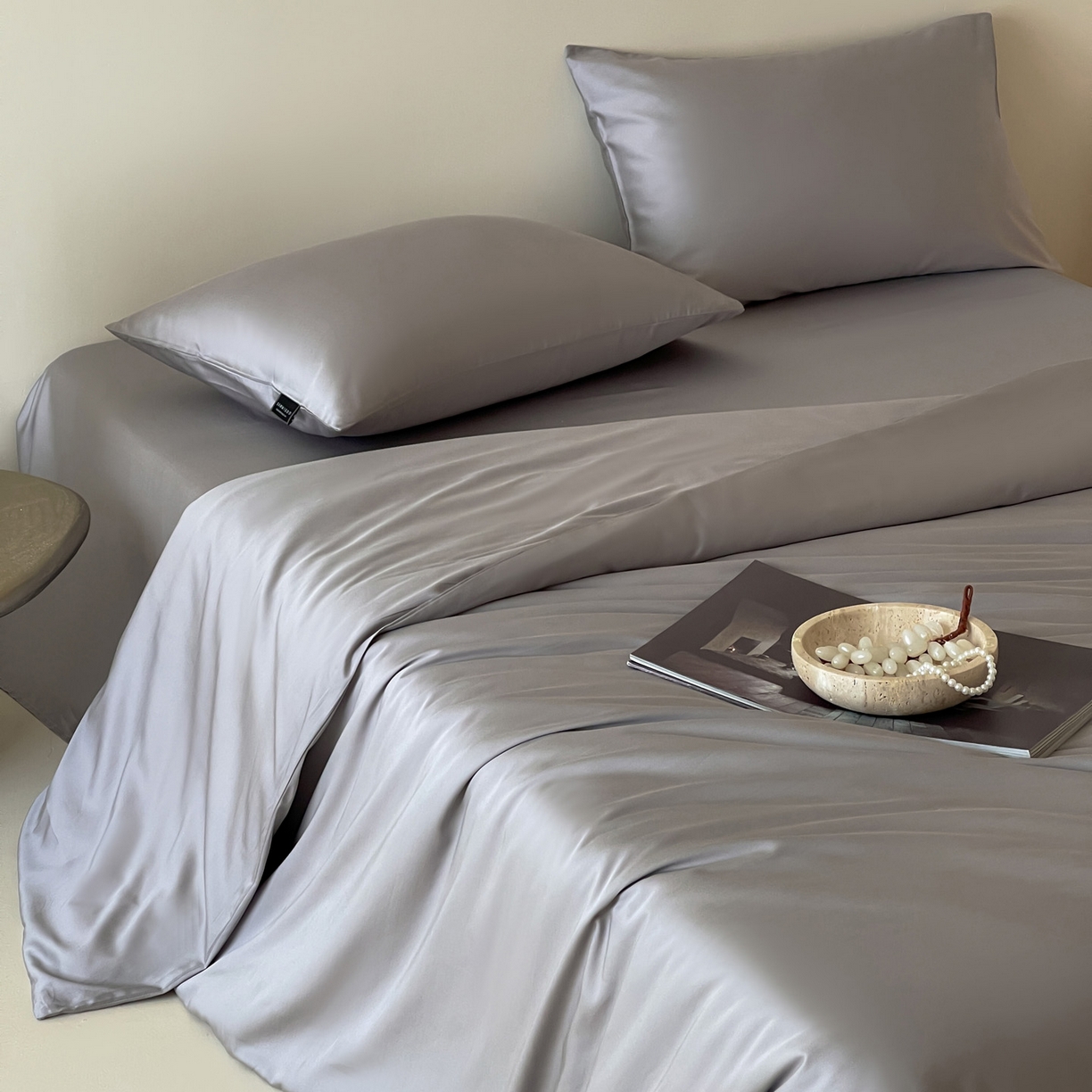 91家纺网 家纺一手货源 找家纺 三味舒屋 2026新款凉风小奢绸60S兰精天丝纯色四件套 烟灰色