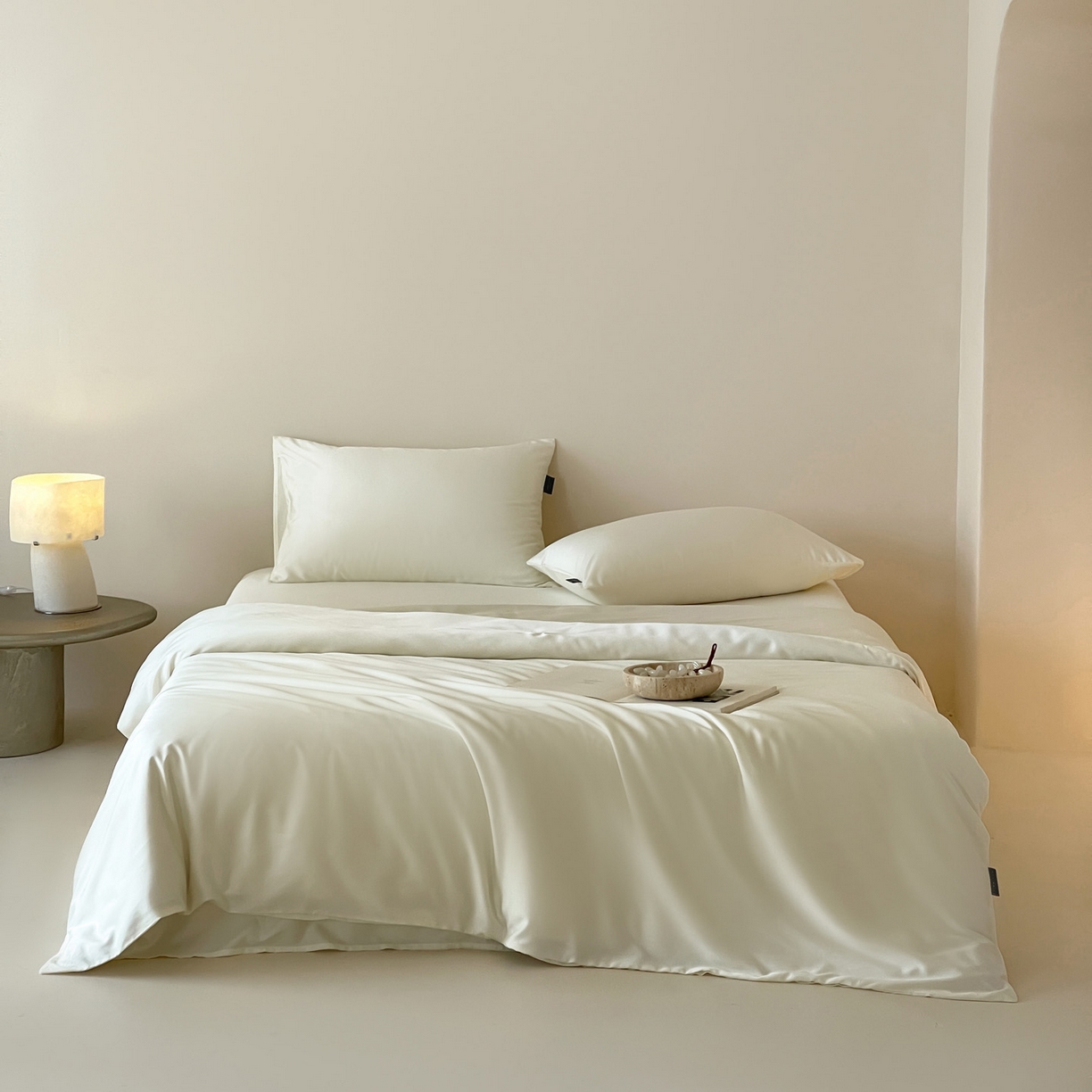 91家纺网 家纺一手货源 找家纺 三味舒屋 2026新款凉风小奢绸60S兰精天丝纯色四件套 珍珠白