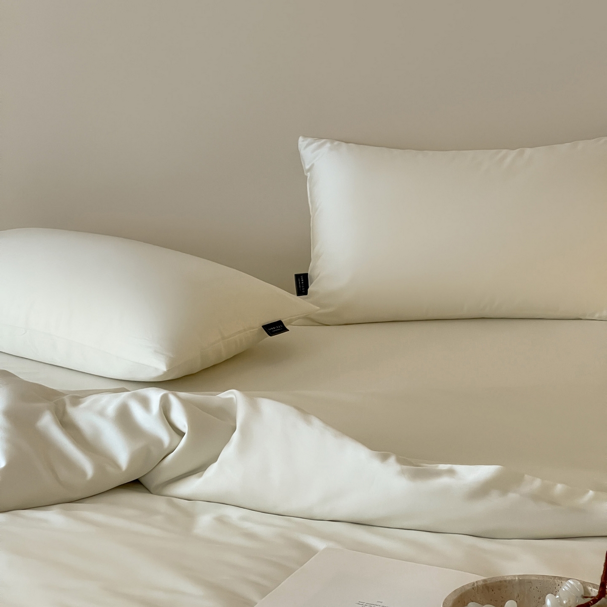 91家纺网 家纺一手货源 找家纺 三味舒屋 2026新款凉风小奢绸60S兰精天丝纯色四件套 珍珠白