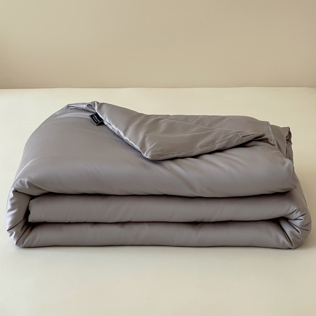 91家纺网 家纺一手货源 找家纺 三味舒屋 2026新款凉风小奢绸60S兰精天丝纯色单品系列-单被套被套单件 烟灰色