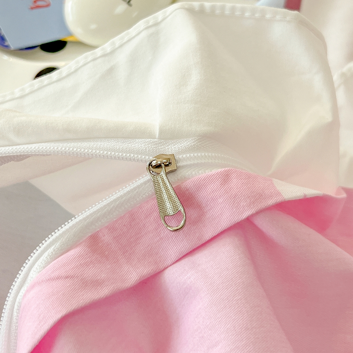 91家纺网 家纺一手货源 找家纺 玉元坊 2026新款儿童卡通全棉纯棉花边被套正版授权三丽鸥美乐蒂大版四件套 大版花边-粉兔亲亲