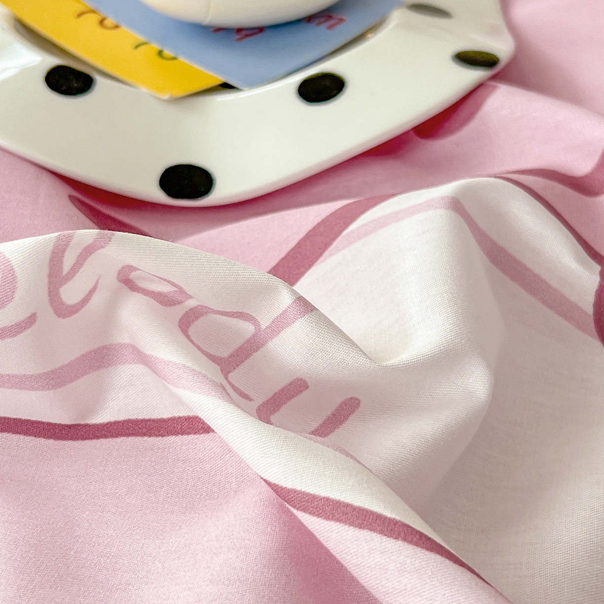 91家纺网 家纺一手货源 找家纺 玉元坊 2026新款儿童卡通全棉纯棉花边被套正版授权三丽鸥美乐蒂大版四件套 大版花边-粉兔草莓