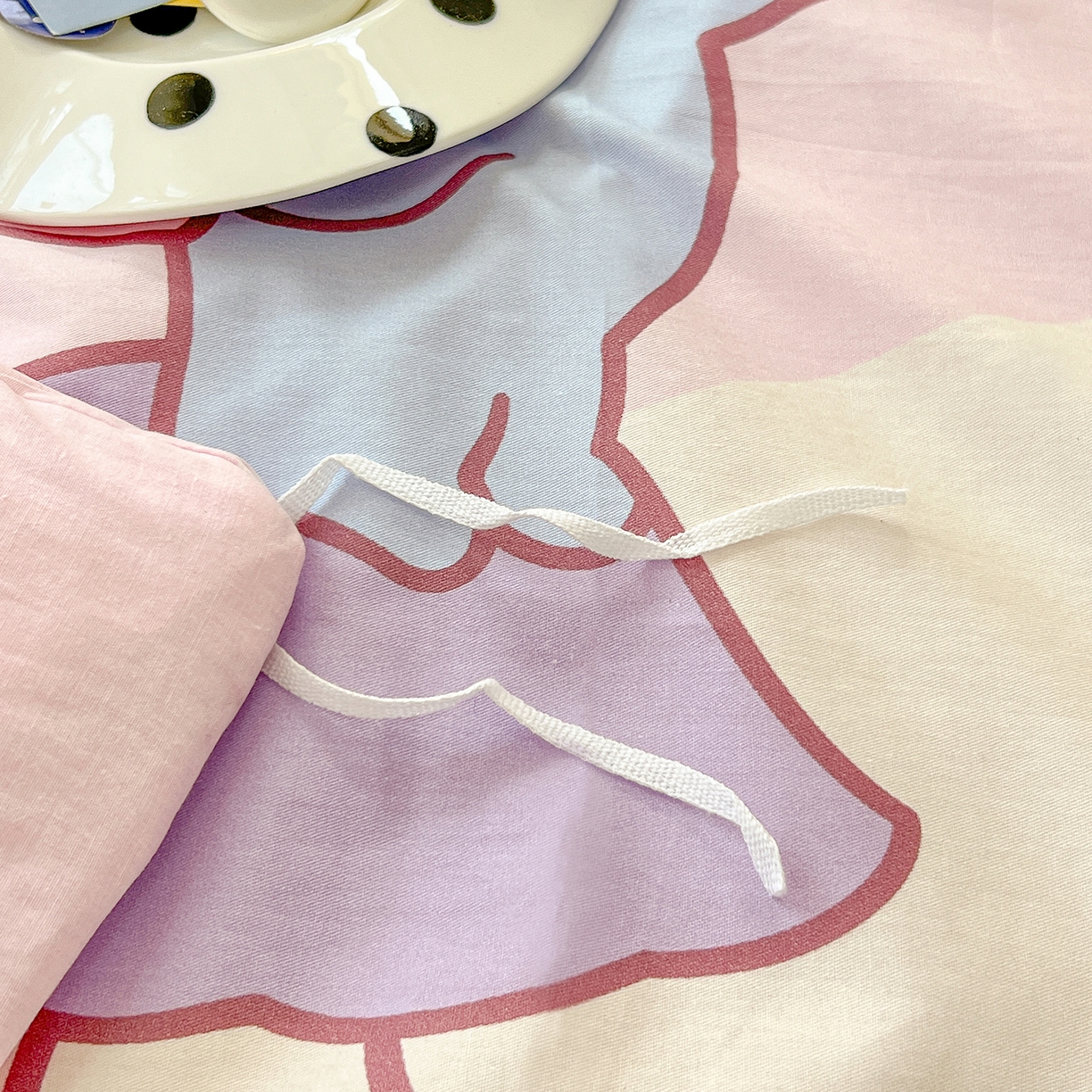 91家纺网 家纺一手货源 找家纺 玉元坊 2026新款儿童卡通全棉纯棉花边被套正版授权三丽鸥美乐蒂大版四件套 大版花边-粉兔亲亲