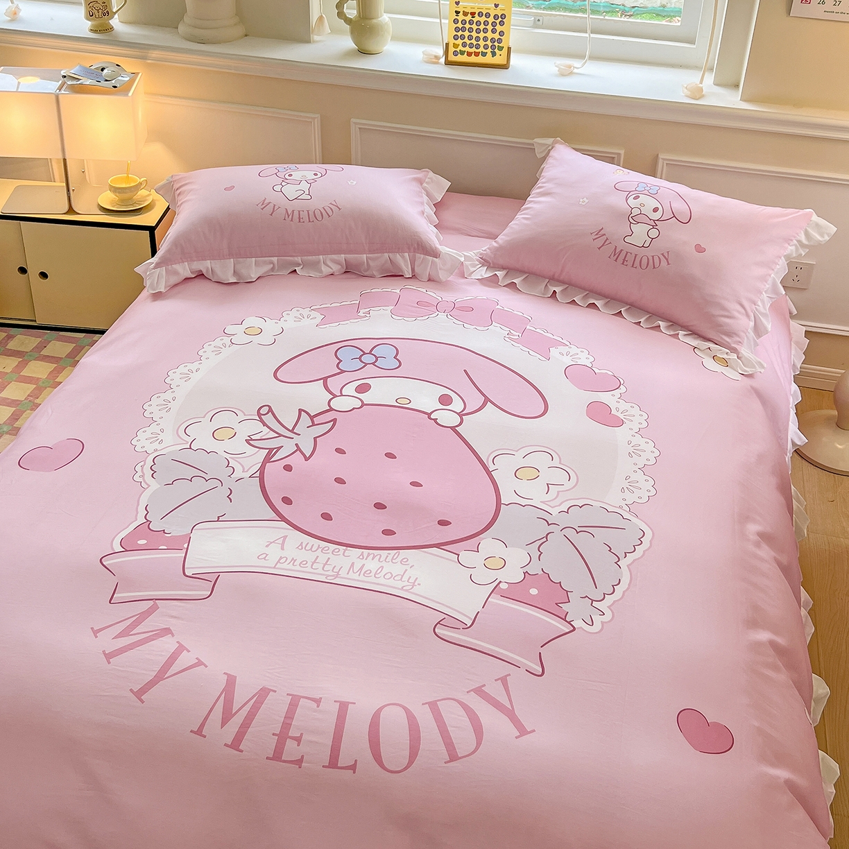 91家纺网 家纺一手货源 找家纺 玉元坊 2026新款儿童卡通全棉纯棉花边被套正版授权三丽鸥美乐蒂大版四件套 大版花边-粉兔草莓