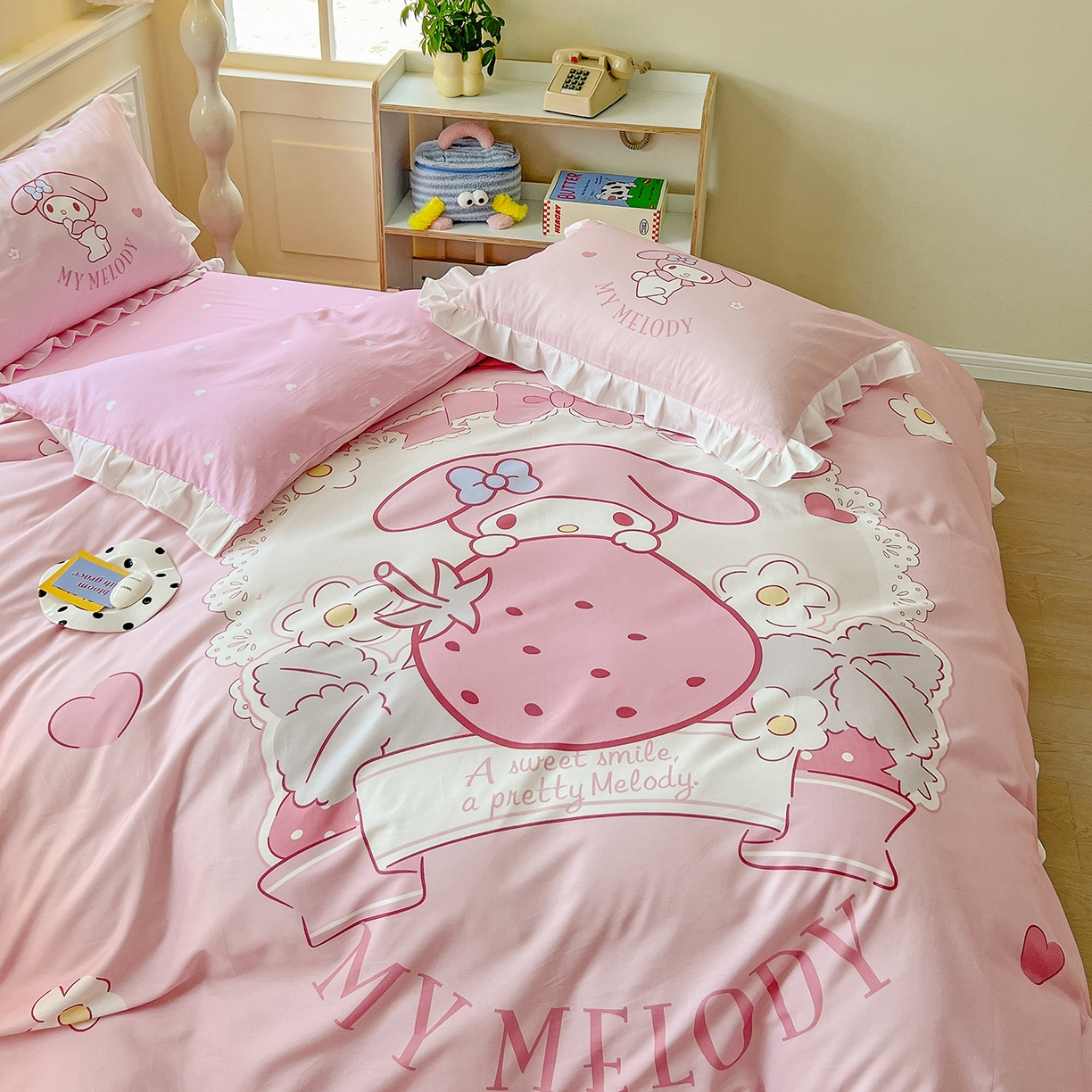 91家纺网 家纺一手货源 找家纺 玉元坊 2026新款儿童卡通全棉纯棉花边被套正版授权三丽鸥美乐蒂大版四件套 大版花边-粉兔草莓