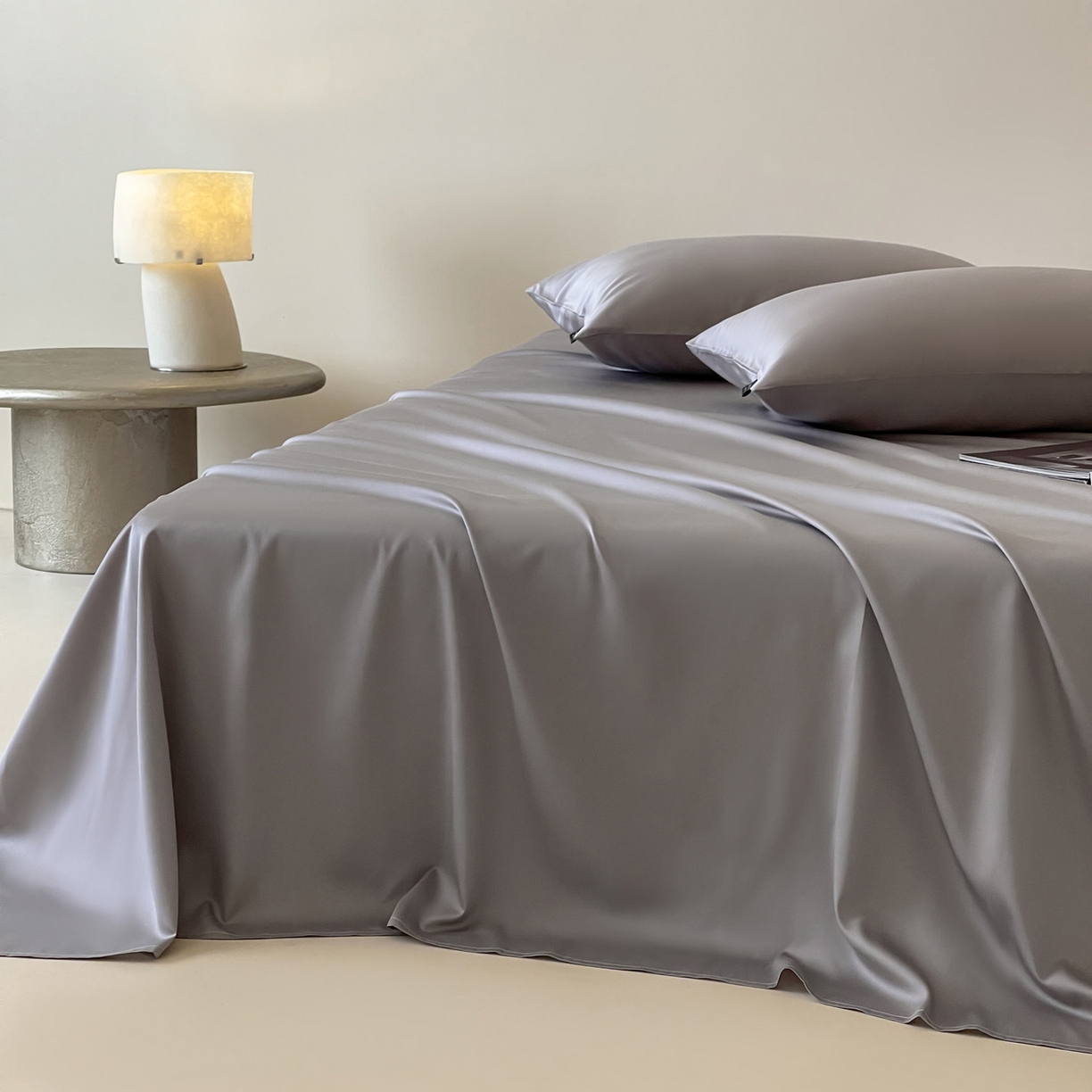 91家纺网 家纺一手货源 找家纺 三味舒屋 2026新款凉风小奢绸60S兰精天丝纯色单品系列-单床单床单单件 烟灰色