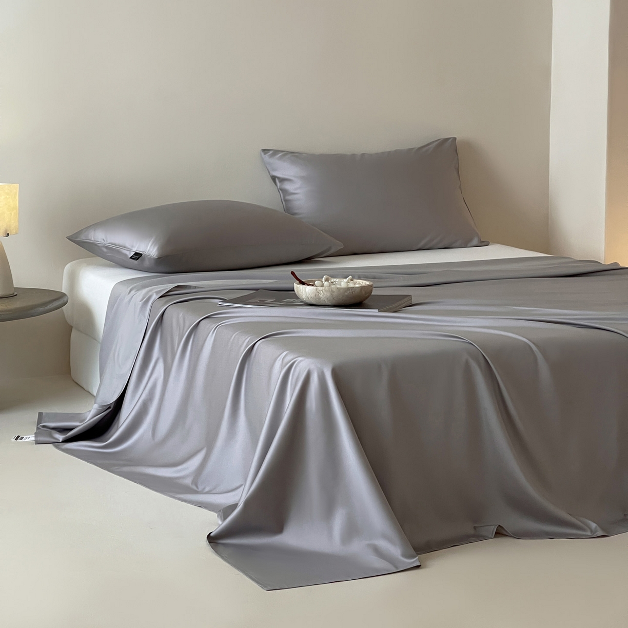 91家纺网 家纺一手货源 找家纺 三味舒屋 2026新款凉风小奢绸60S兰精天丝纯色单品系列-单床单床单单件 烟灰色