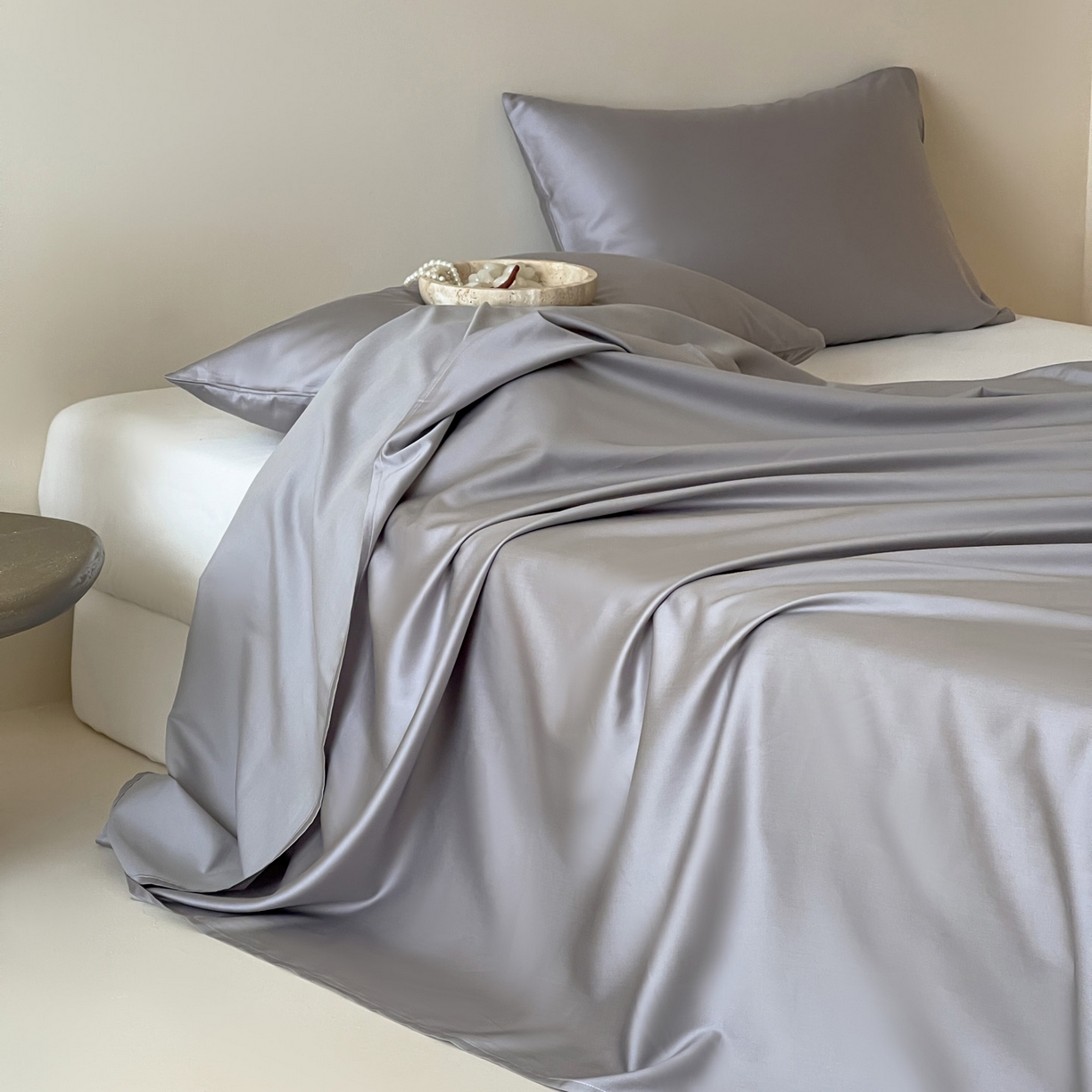 91家纺网 家纺一手货源 找家纺 三味舒屋 2026新款凉风小奢绸60S兰精天丝纯色单品系列-单床单床单单件 烟灰色