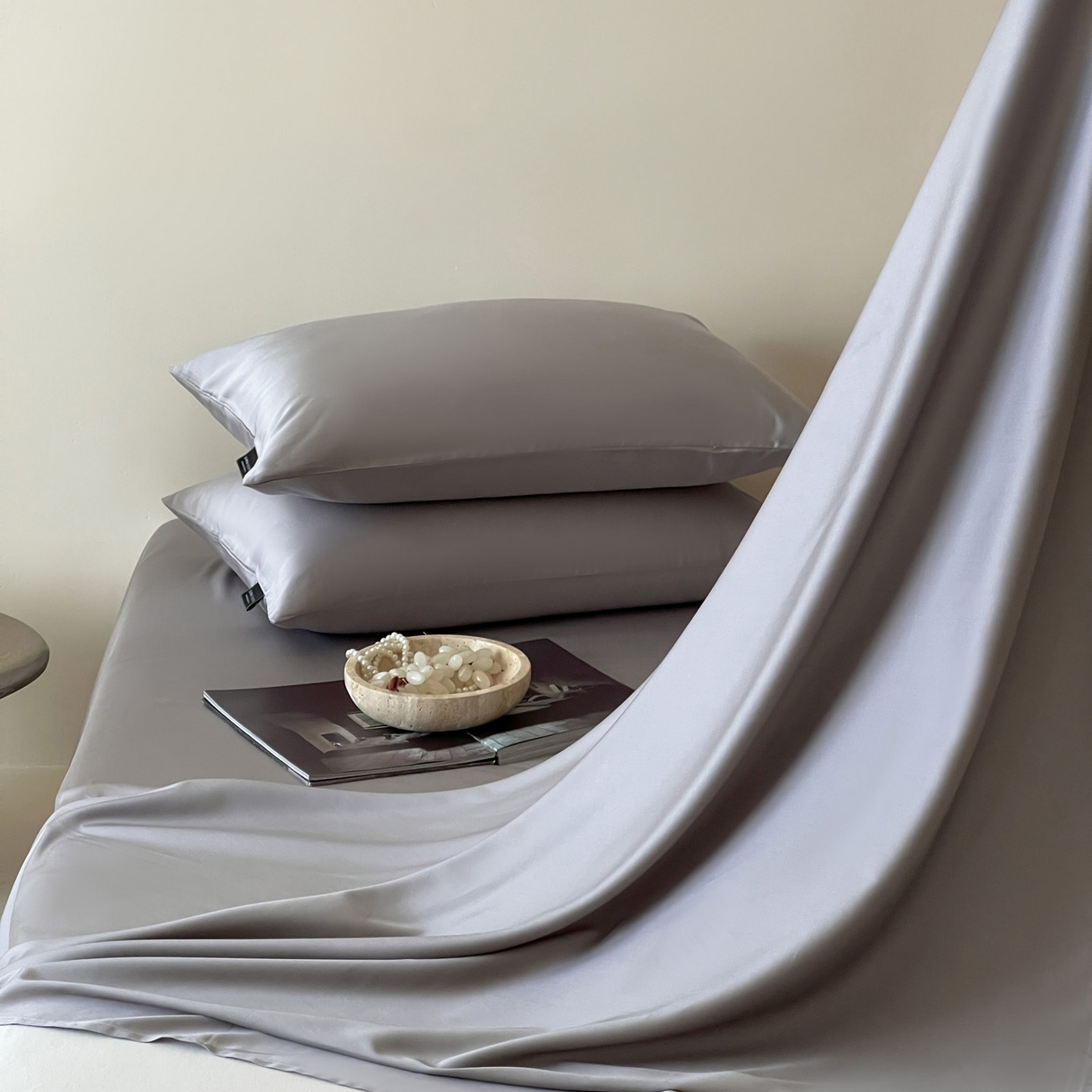 91家纺网 家纺一手货源 找家纺 三味舒屋 2026新款凉风小奢绸60S兰精天丝纯色单品系列-单床单床单单件 烟灰色