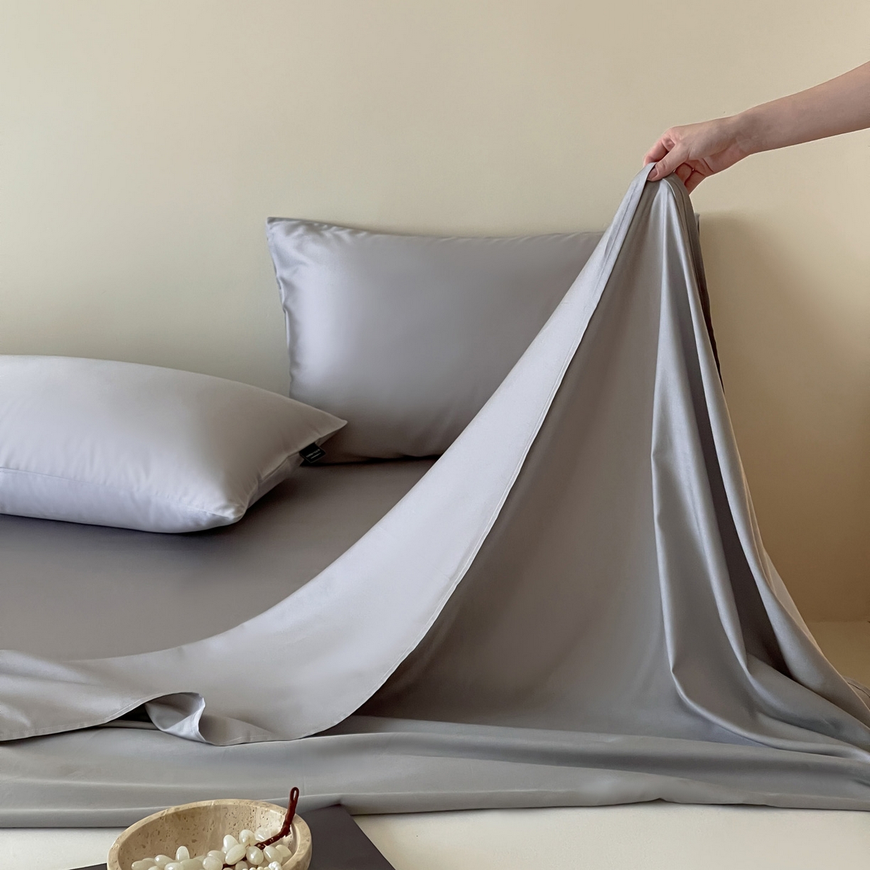 91家纺网 家纺一手货源 找家纺 三味舒屋 2026新款凉风小奢绸60S兰精天丝纯色单品系列-单床单床单单件 烟灰色