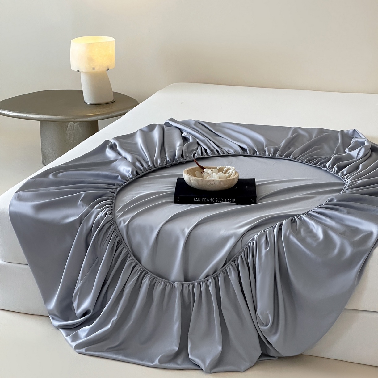 91家纺网 家纺一手货源 找家纺 三味舒屋 2026新款凉风小奢绸60S兰精天丝纯色单品系列-单床笠 床笠单件 极光蓝