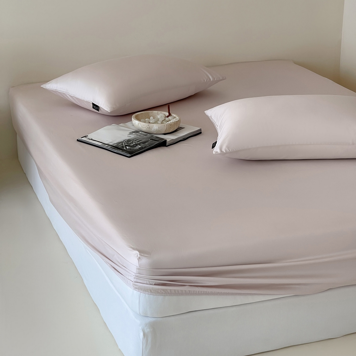 91家纺网 家纺一手货源 找家纺 三味舒屋 2026新款凉风小奢绸60S兰精天丝纯色单品系列-单床笠 床笠单件 斯卡其粉