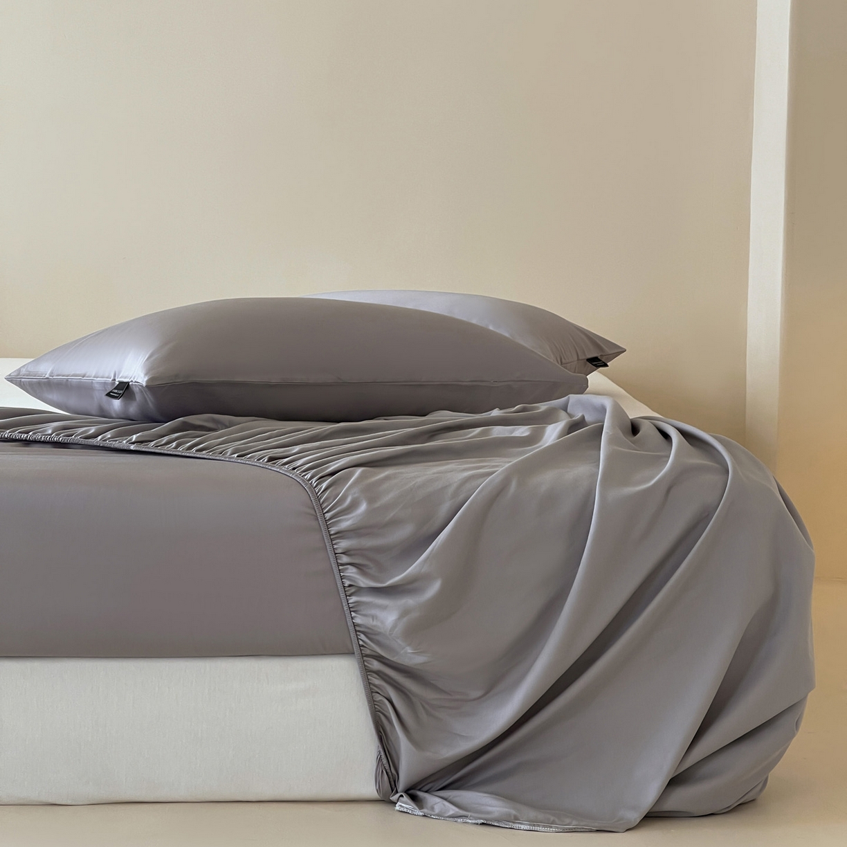 91家纺网 家纺一手货源 找家纺 三味舒屋 2026新款凉风小奢绸60S兰精天丝纯色单品系列-单床笠 床笠单件 烟灰色