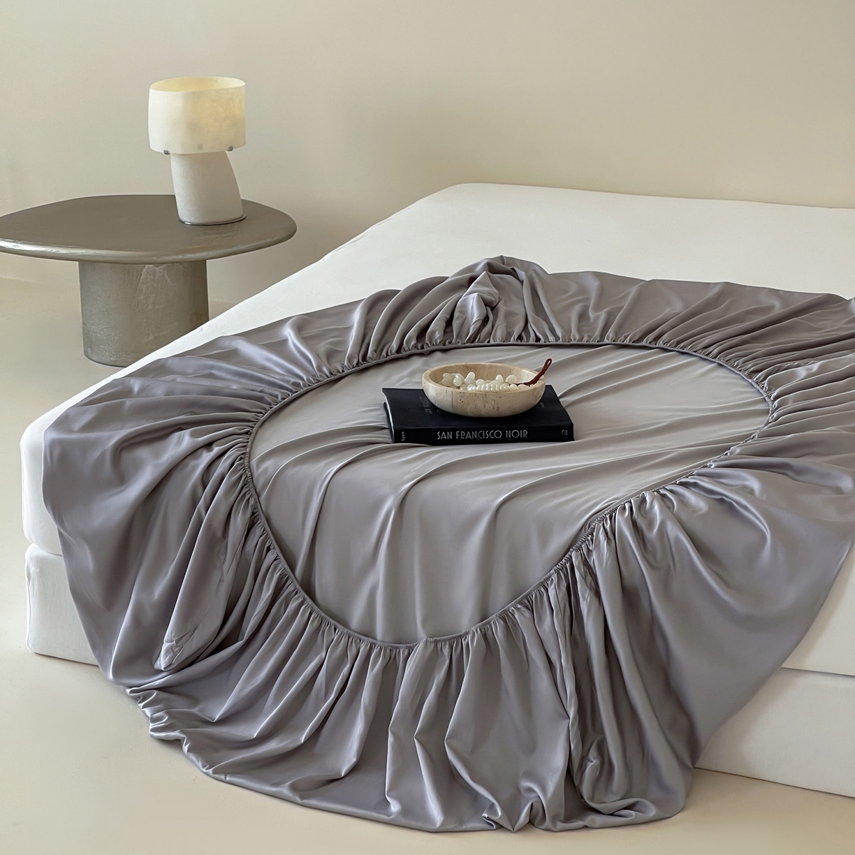 91家纺网 家纺一手货源 找家纺 三味舒屋 2026新款凉风小奢绸60S兰精天丝纯色单品系列-单床笠 床笠单件 烟灰色