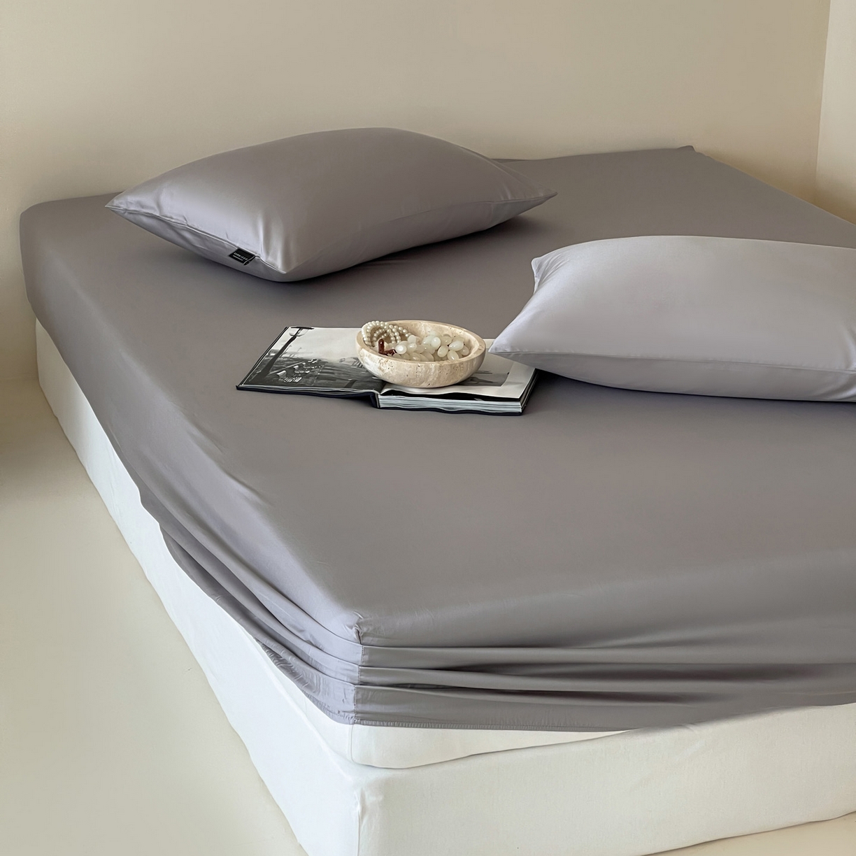 91家纺网 家纺一手货源 找家纺 三味舒屋 2026新款凉风小奢绸60S兰精天丝纯色单品系列-单床笠 床笠单件 烟灰色