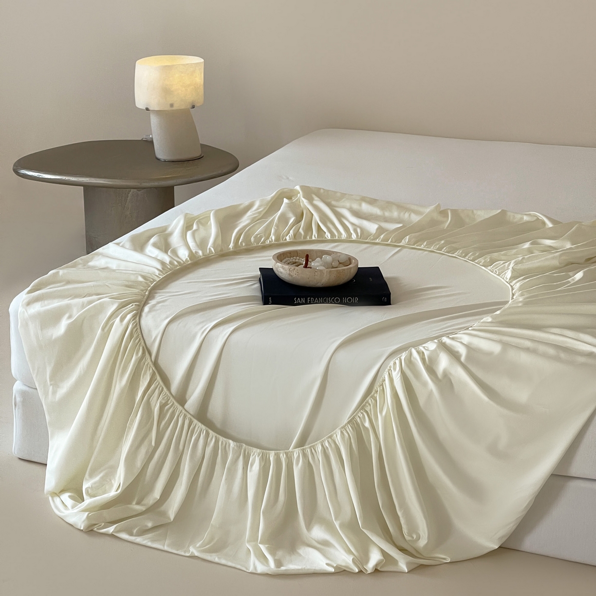 91家纺网 家纺一手货源 找家纺 三味舒屋 2026新款凉风小奢绸60S兰精天丝纯色单品系列-单床笠 床笠单件 珍珠白