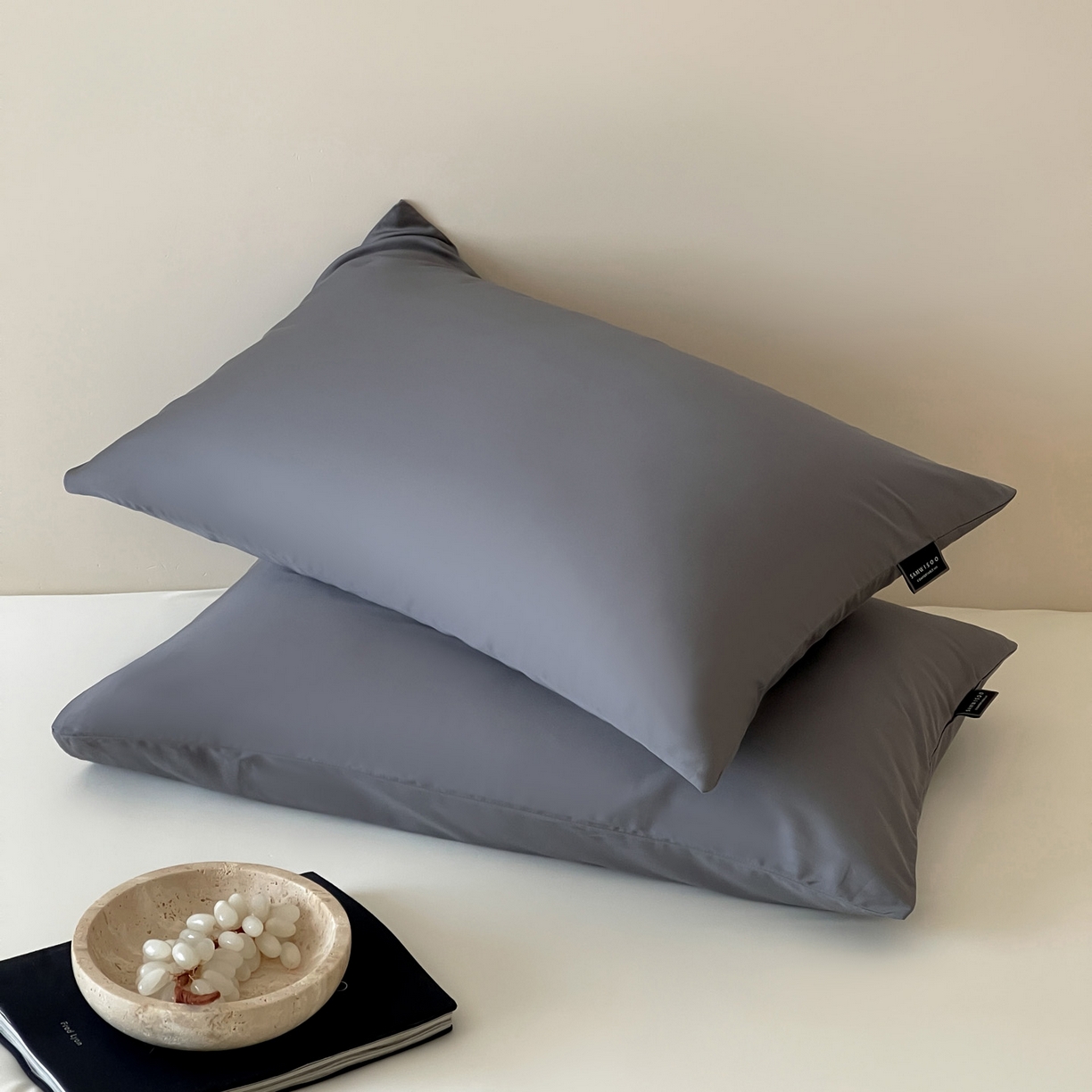 91家纺网 家纺一手货源 找家纺 三味舒屋 2026新款凉风小奢绸60S兰精天丝纯色单品系列-单枕套枕套单件 雅灰