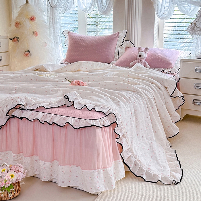 91家纺网 家纺一手货源 找家纺 （总）贝凯瑞 2026夏季冰凉豆豆碳光冰丝空气层床裙款夏日清梦花边夏被凉席子单件三件四件套