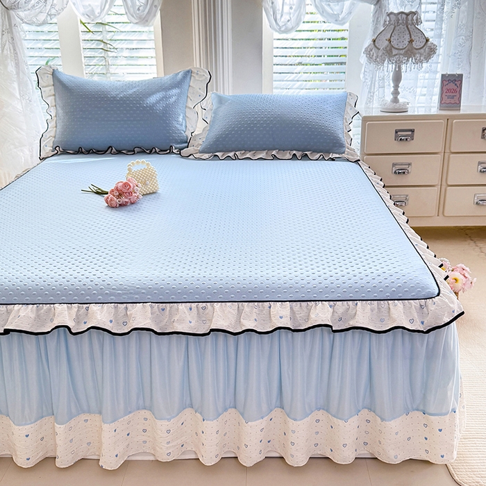 91家纺网 家纺一手货源 找家纺 （总）贝凯瑞 2026夏季冰凉豆豆碳光冰丝空气层床裙款夏日清梦花边夏被凉席子单件三件四件套