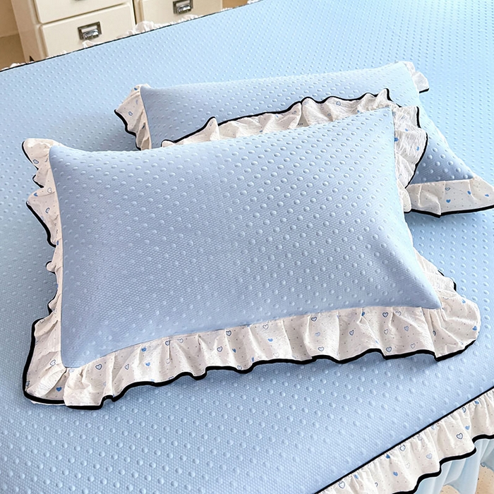 91家纺网 家纺一手货源 找家纺 贝凯瑞 2026夏季冰凉豆豆碳光冰丝空气层床裙款夏日清梦花边夏被凉席子单件三件四件套 夏日冰蓝