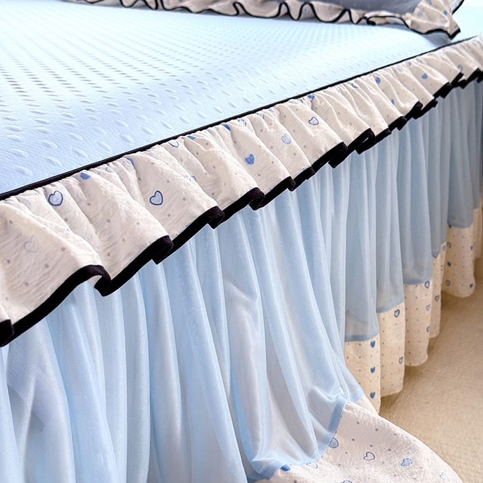 91家纺网 家纺一手货源 找家纺 贝凯瑞 2026夏季冰凉豆豆碳光冰丝空气层床裙款夏日清梦花边夏被凉席子单件三件四件套 夏日冰蓝