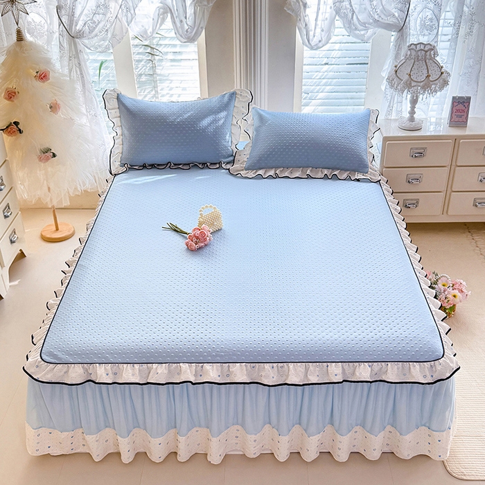 91家纺网 家纺一手货源 找家纺 贝凯瑞 2026夏季冰凉豆豆碳光冰丝空气层床裙款夏日清梦花边夏被凉席子单件三件四件套 夏日冰蓝