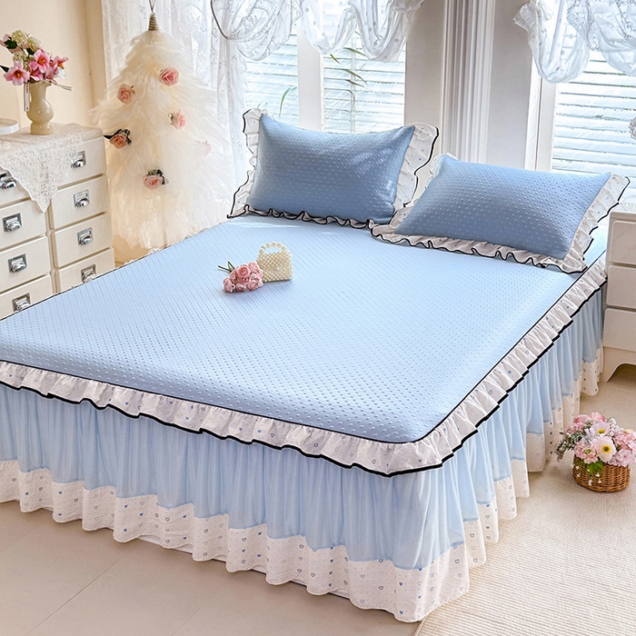 91家纺网 家纺一手货源 找家纺 贝凯瑞 2026夏季冰凉豆豆碳光冰丝空气层床裙款夏日清梦花边夏被凉席子单件三件四件套 夏日冰蓝